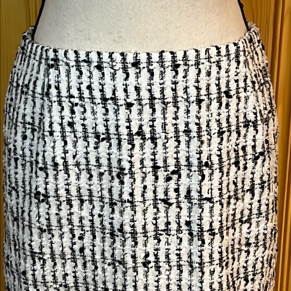 Escada Black and White Tweed Pencil Skirt Sz-40 - Picture 2 of 7